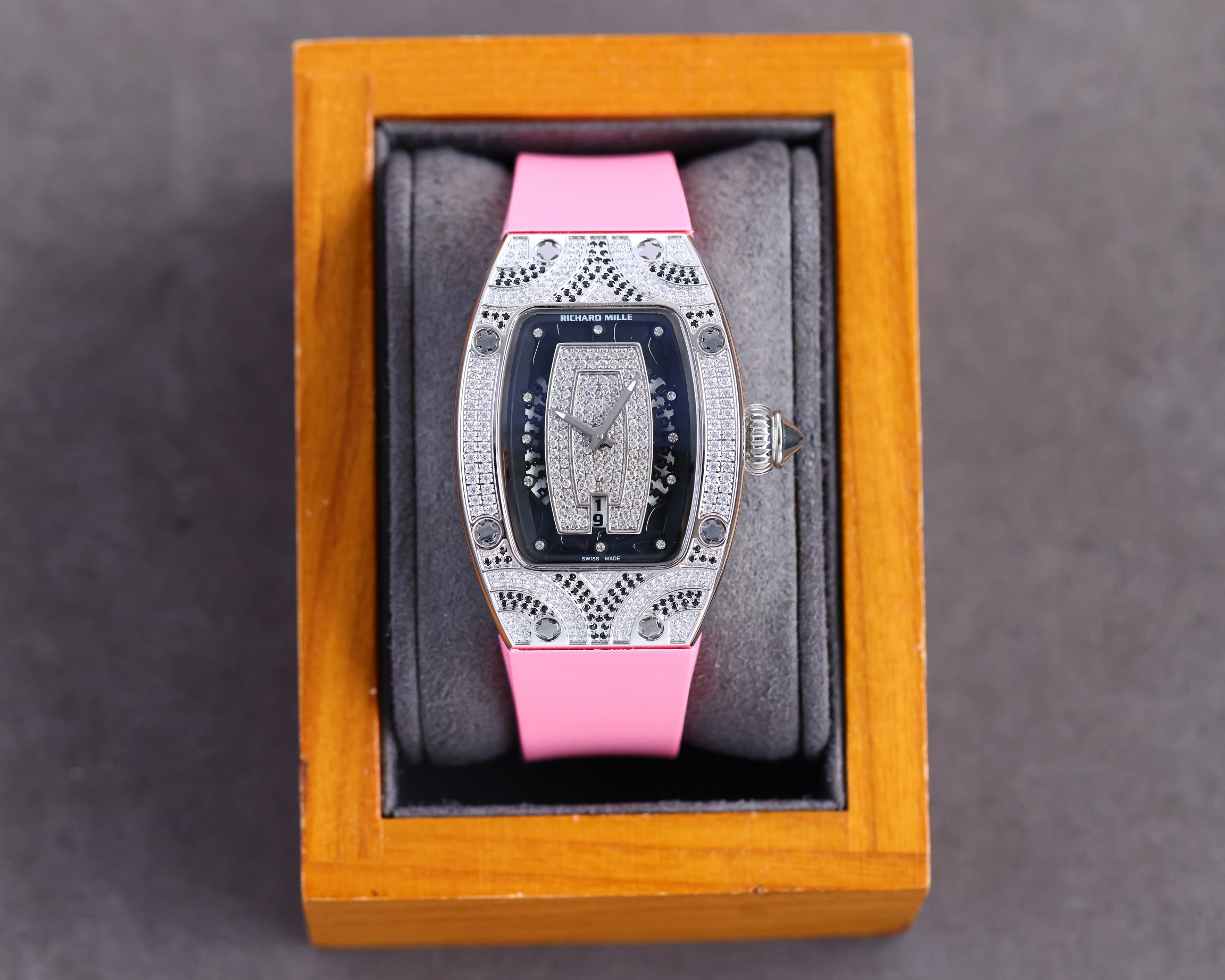 1000
?? Richard Mille RM007-1?? The goddess of the watchmaking world and the dream watch for ladies] Also known as the "Diamond Krona", Richard Mille has been relentless in pursuing the technical perfection of the RM007, designed for women who appreciate 
