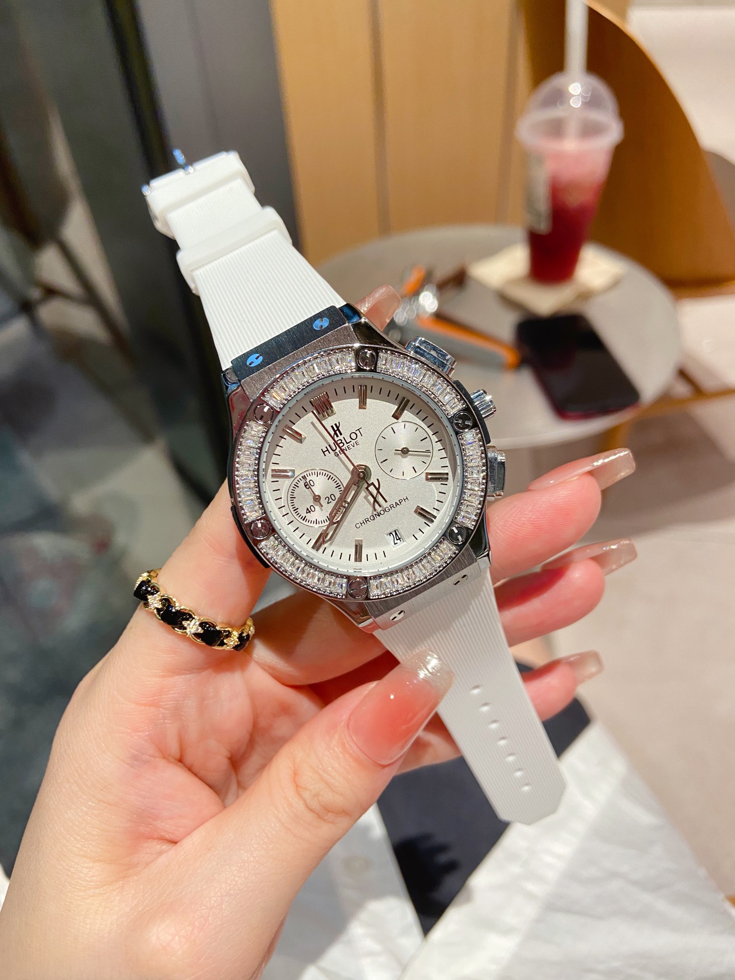 ??90 bestseller Hengbao ARRIVAL ??... Quartz bezel single row square diamond is bestseller ??.. Original rubber strap ? Original large steel buckle ?? Chronograph running movement accurate timekeeping ?? high performance ratio one must-have for running vo