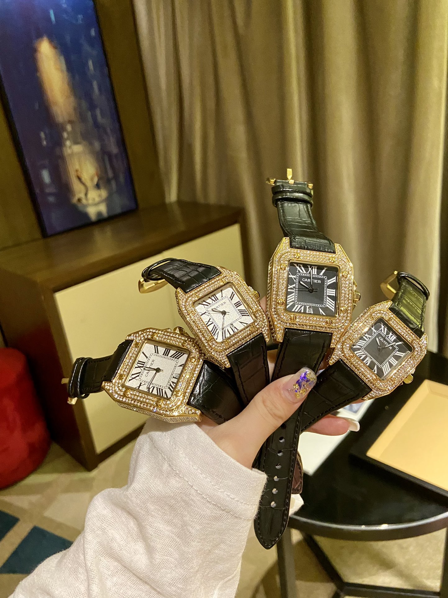 ??90 CARTIER SF Factory Couple
Santos white gold full of diamonds, a choice for the rich! The best version, high-end and elegant with calfskin, pin buckle design, easy to wear, thoughtful details, you deserve to have ?