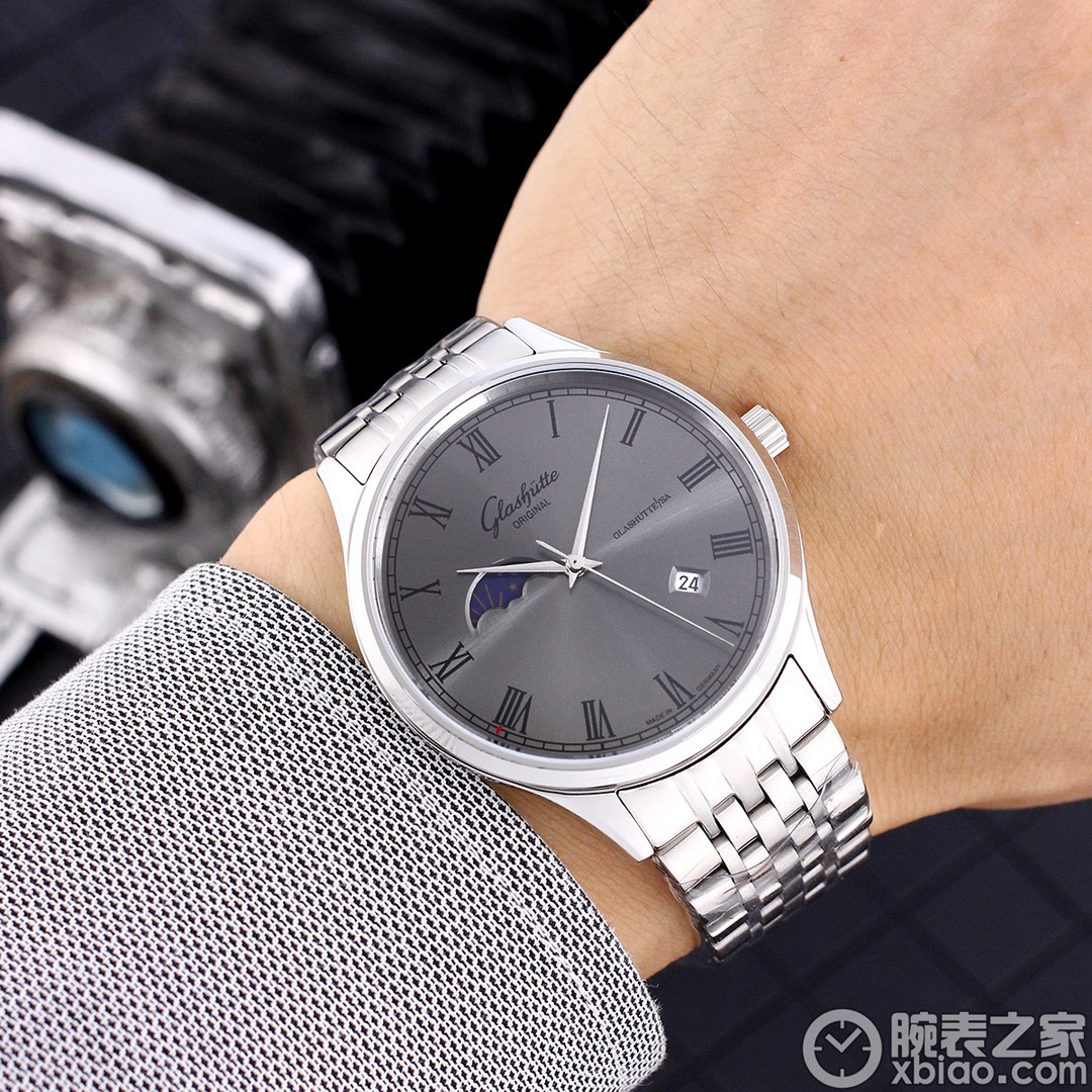 White steel :660. Gold ?20. (Waterproof 5 degrees, swimming ??)
Glashutte, Sun Moon Star series, with original imported 8217 movement (0 repair 0 after-sales service), with super A stainless steel case (fine workmanship, water resistance up to 5 degrees. 