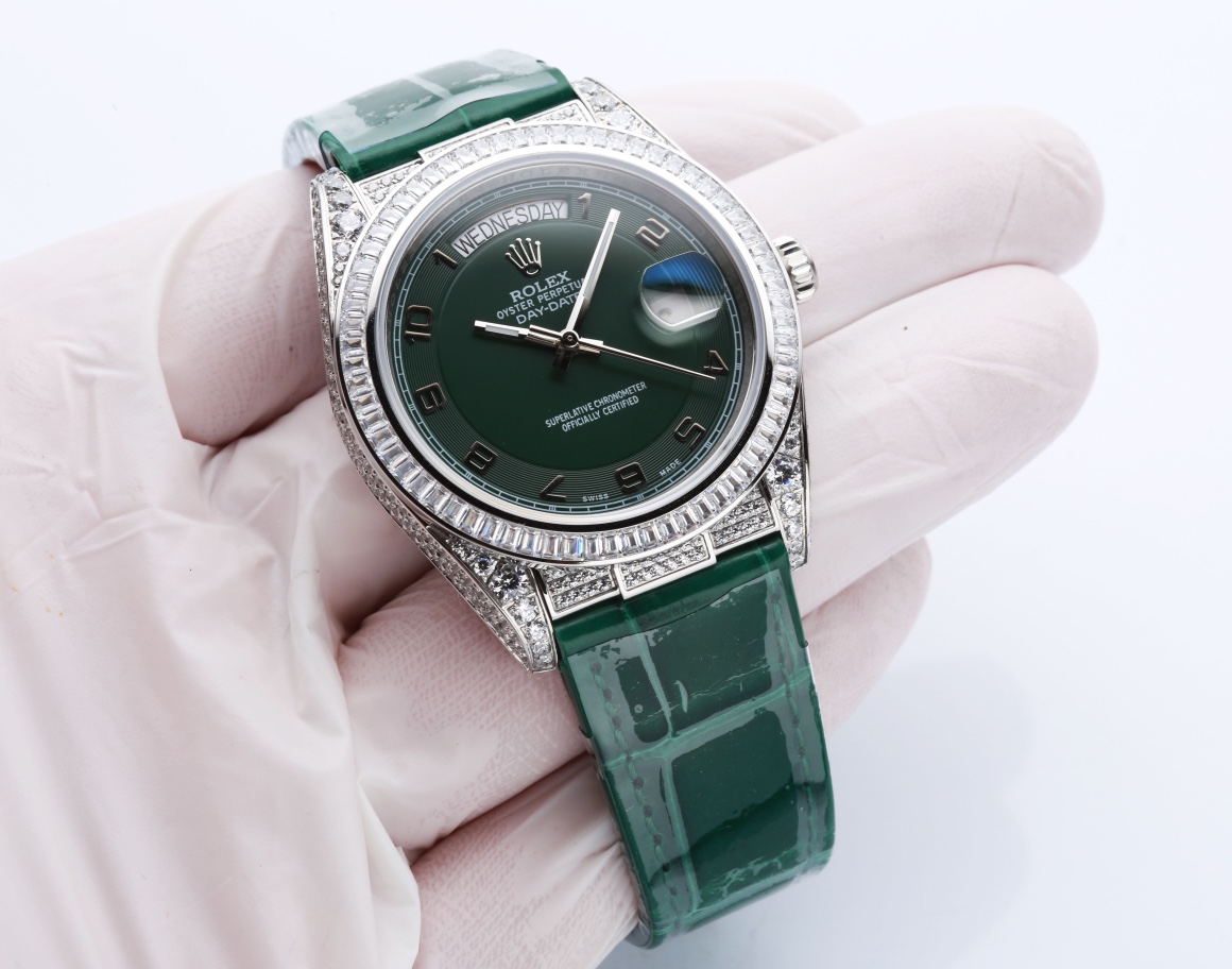 P: 1800.
???? 's latest work! ROLEX Datejust collection, ?? Rolex 's first Datejust crocodile leather strap collection! ? Set with top-quality natural opal, big glitter, extremely difficult, the most dazzling craftsmanship of the same material at present.