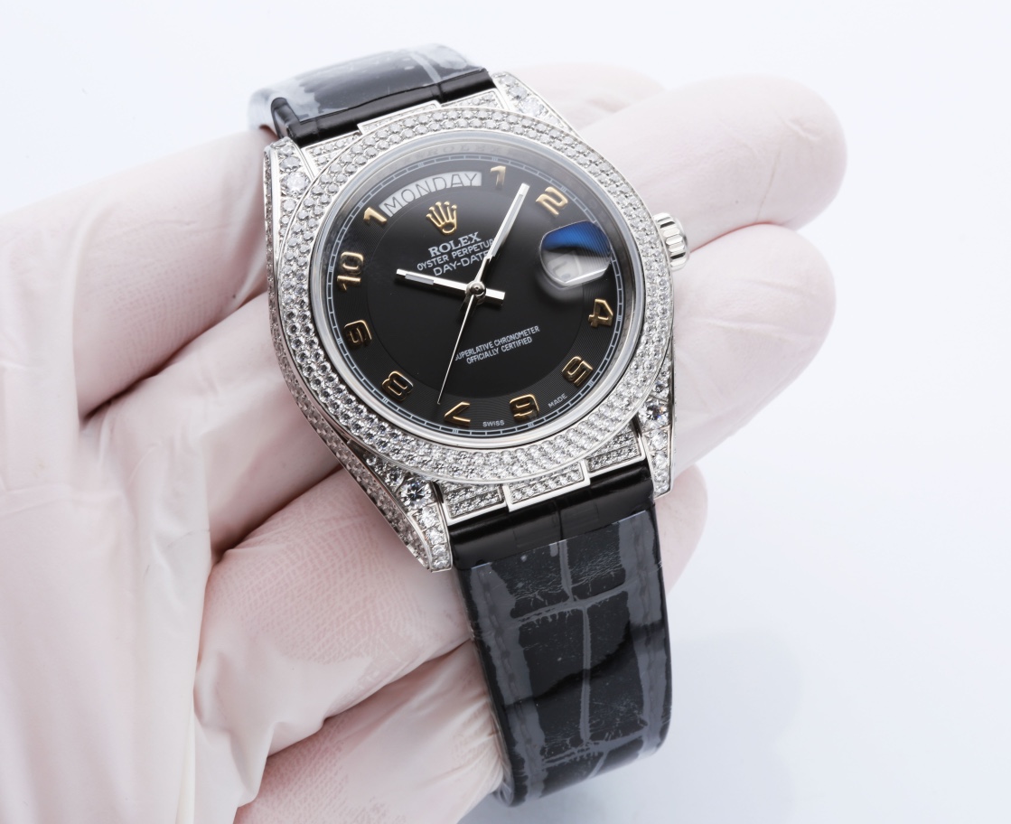 P: 1800.
???? 's latest work! ROLEX Datejust collection, ?? Rolex 's first Datejust crocodile leather strap collection! ? Set with top-quality natural opal, big glitter, extremely difficult, the most dazzling craftsmanship of the same material at present.