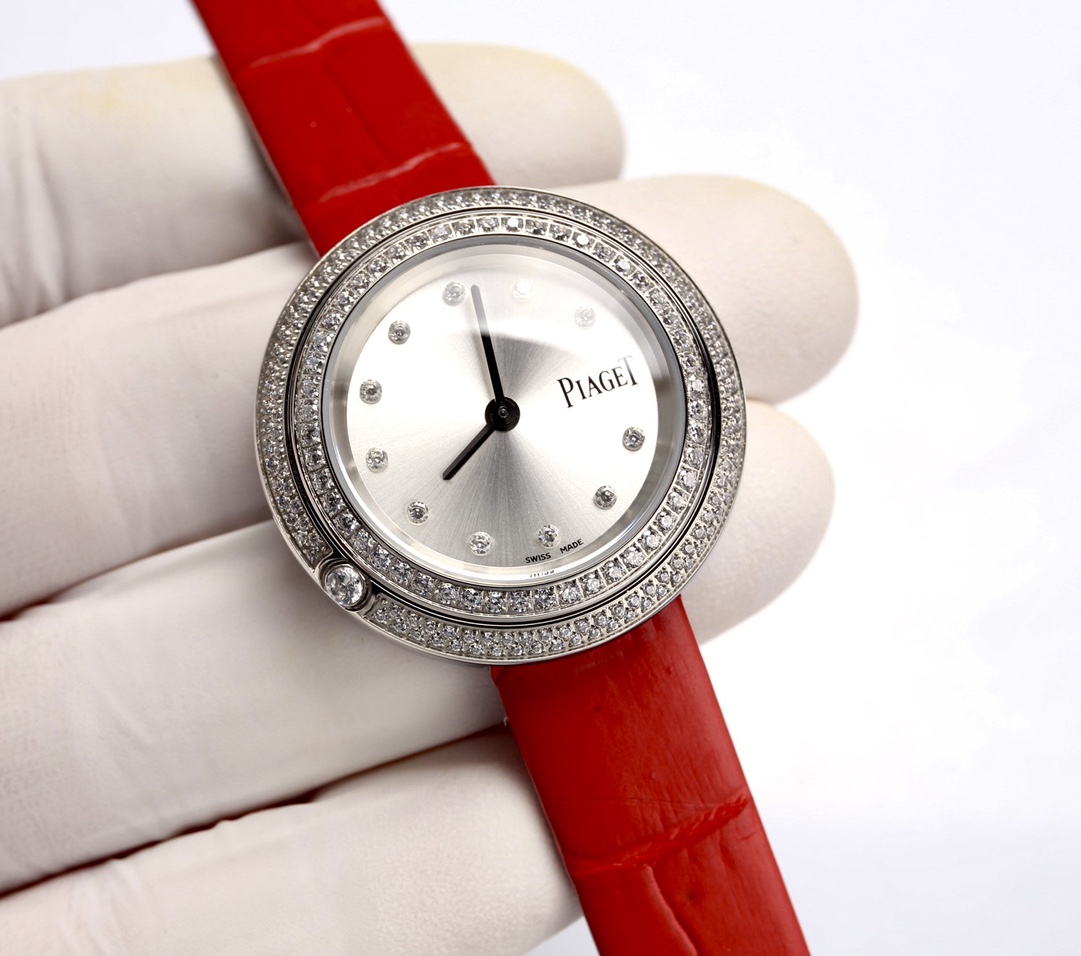 White three-row Diamond 520. Rose ?20.
PIAGET Timepiece quartz for women, from the Possession collection timepiece, sincerely recommended, the most charming masterpiece with Swiss quartz movement, crystal glass, bezel that can rotate 360 degrees, bringing