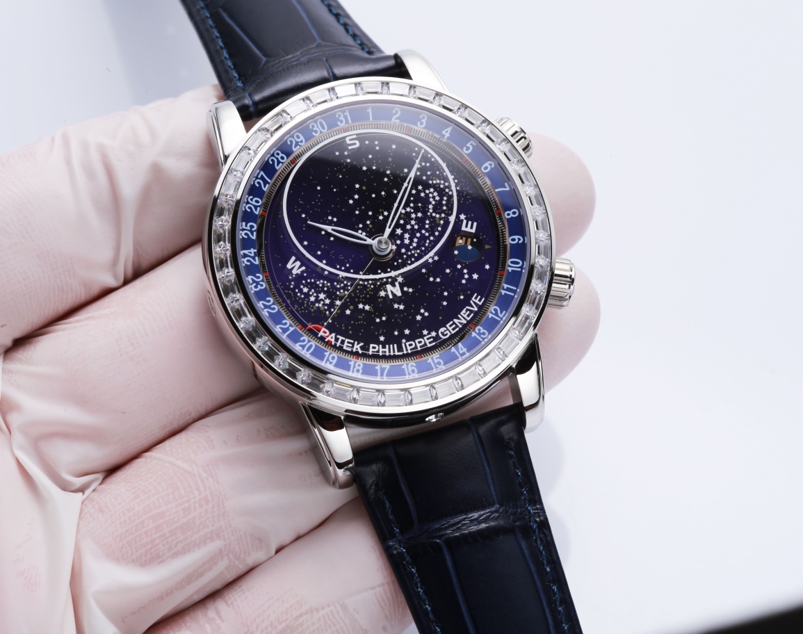 White diamond 1100. Rose diamond 1150.
Patek Philippe Starry Sky Upgraded and Corrected V3 is officially launched. This version corrects the official "clockwise" calendar direction, adds a diamond-encrusted clasp, and features a tool-free strap.
Text: Pat