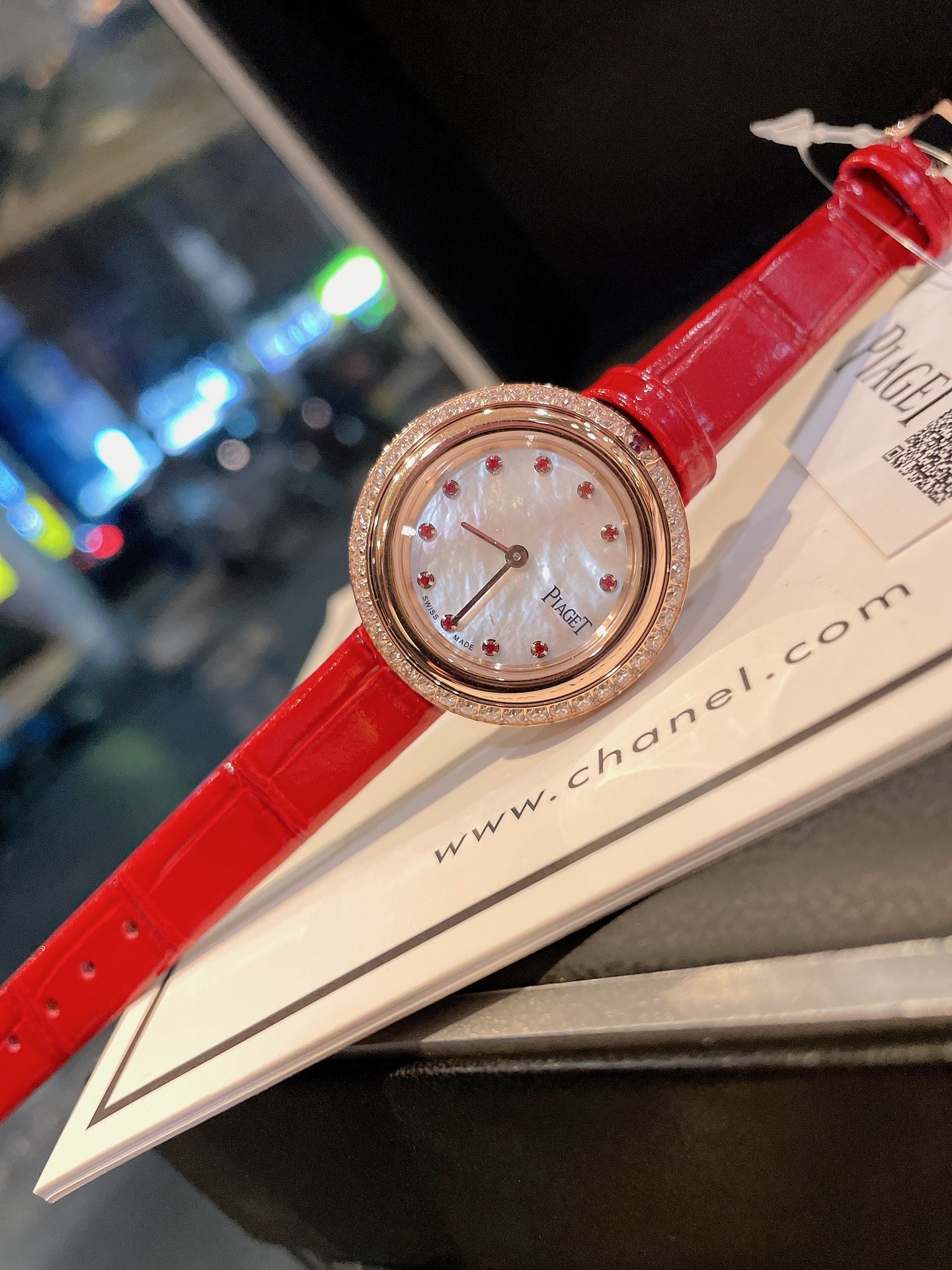 ?? White 470, dial 500
Grand launch China red and Navy blue high-end beauty
PIAGET's fashionable quartz women 'style, from the Possession collection, is highly recommended and charming. It features a Swiss quartz movement, crystal glass, and a 360-degree 
