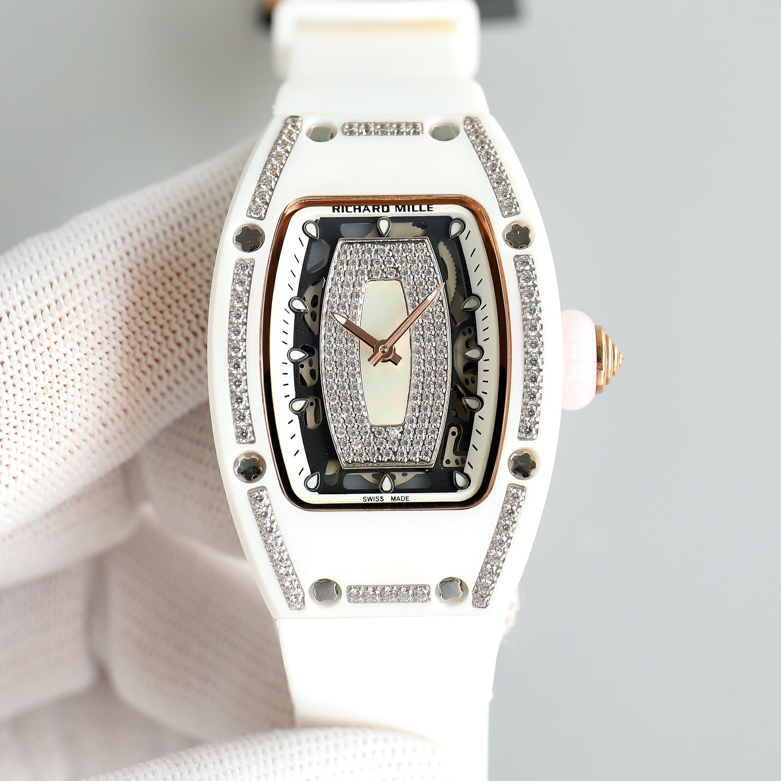 1400
?? Richard Mille RM07-1 The goddess of the watchmaking world and the dream watch for ladies] Also known as the "Diamond Krona" Richard Mille has been relentless in pursuing the technical perfection of the RM007, designed for women who appreciate the 