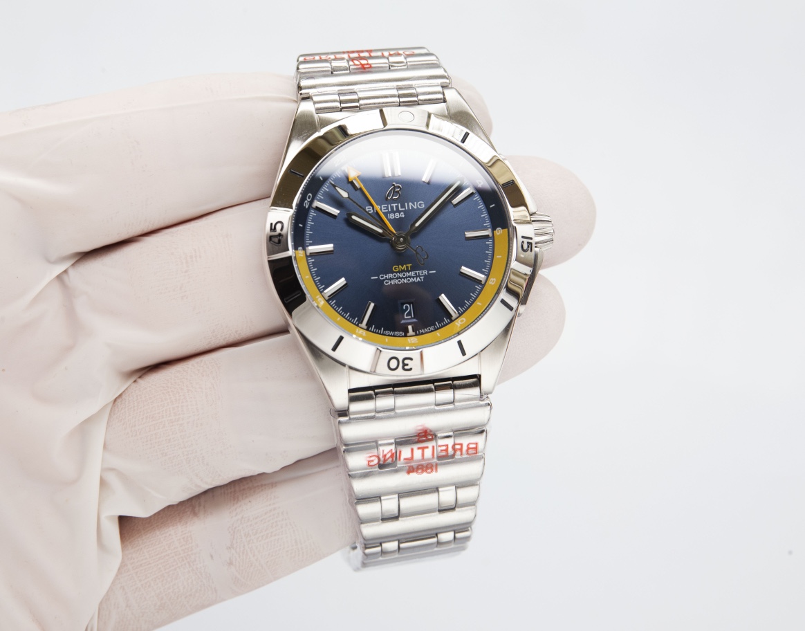 P: 1800.
BREITLING, Mechanical Chronograph series A32398101M1A1! (Chronomat Automatic GMT 40) Big comeback!
1 ? This dual time zone watch has a sleek and sharp dial that reads the time clearly. The six dial color options - black, blue, green, white, soot,