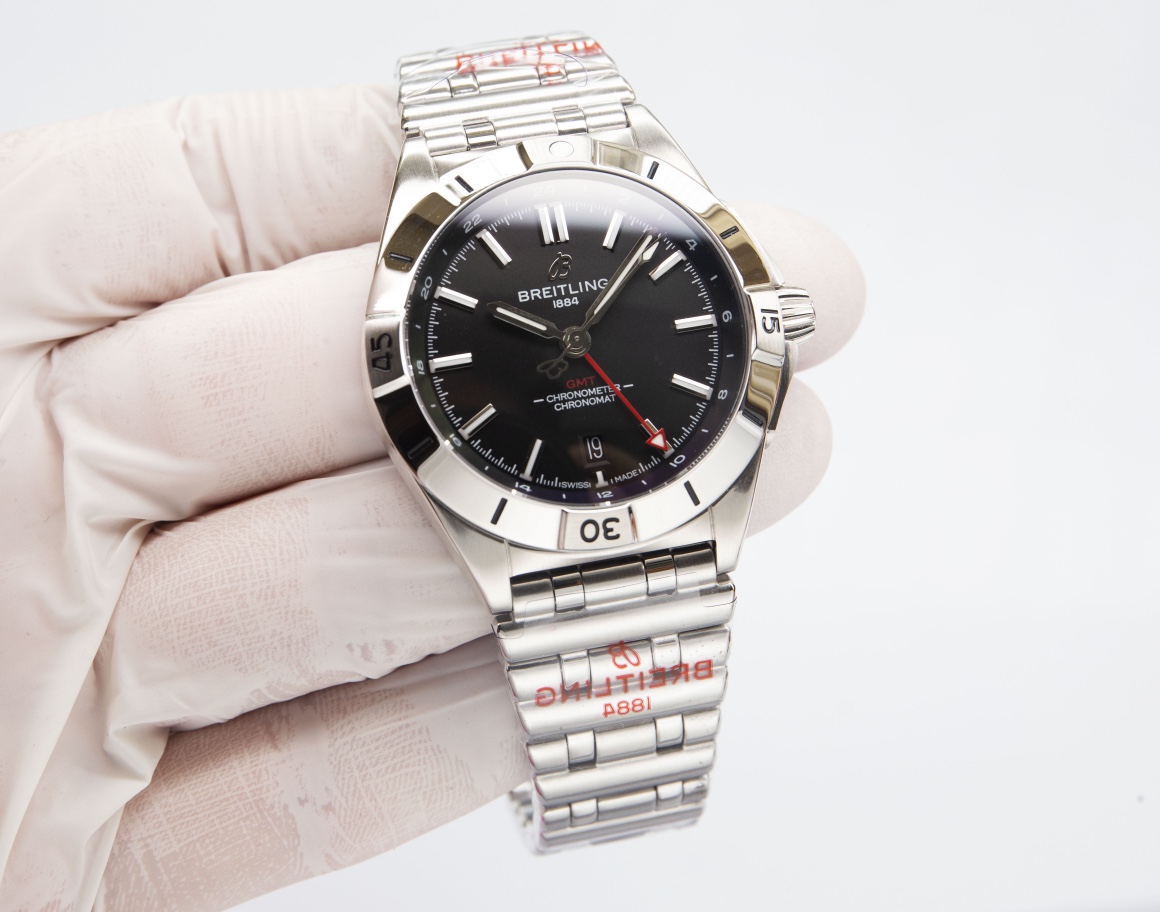 P: 1800.
BREITLING, Mechanical Chronograph series A32398101M1A1! (Chronomat Automatic GMT 40) Big comeback!
1 ? This dual time zone watch has a sleek and sharp dial that reads the time clearly. The six dial color options - black, blue, green, white, soot,