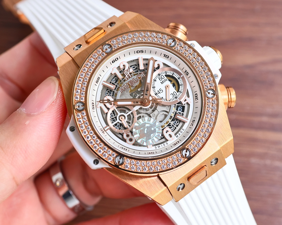 ZF production Aperture: White case 1600 Rose case 1650 bezel with diamonds: 1700 (rose white same) Full diamonds: 1800 (rose white same)
ZF Factory latest new face SHIPMENT HUBLOT (HuBLOT)??HUBLOT -- brave and fearless, punch ?? abbreviated as "HUB" "Hubl