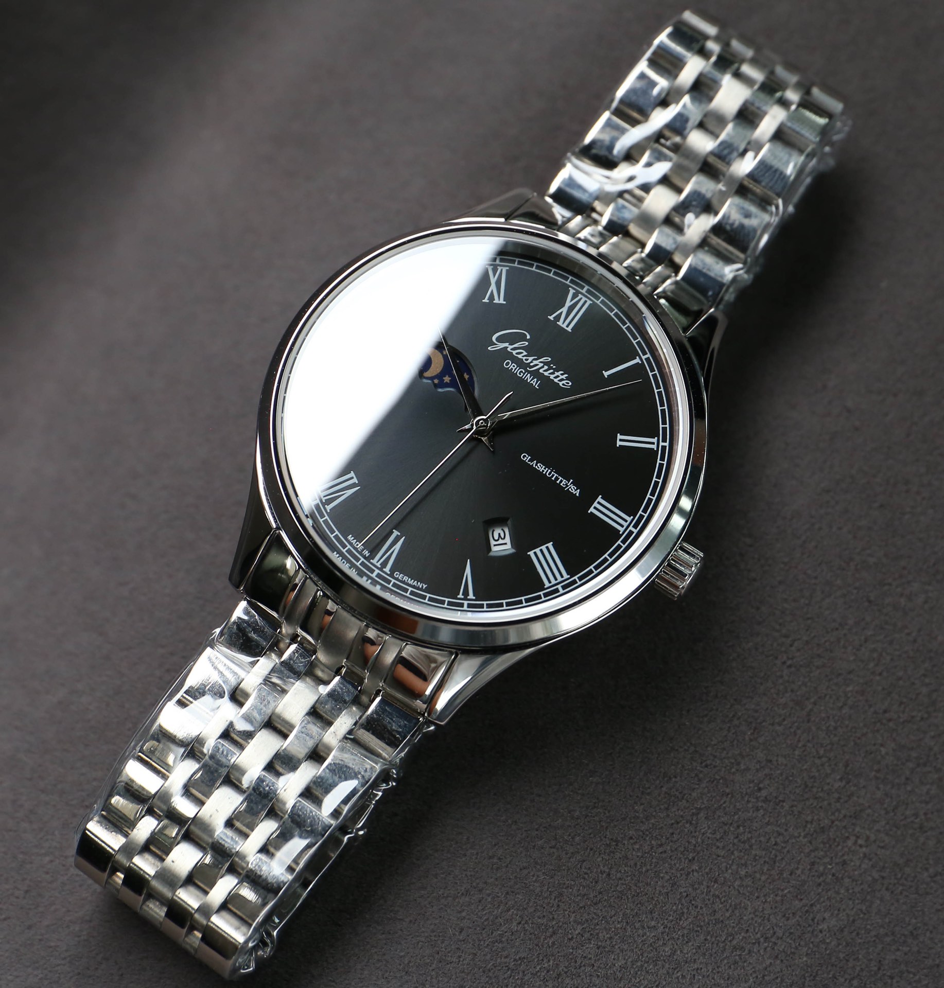 White steel :660. Gold ?20. (Waterproof 5 degrees, swimming ??)
Glashutte, Sun Moon Star series, with original imported 8217 movement (0 repair 0 after-sales service), with super A stainless steel case (fine workmanship, water resistance up to 5 degrees. 