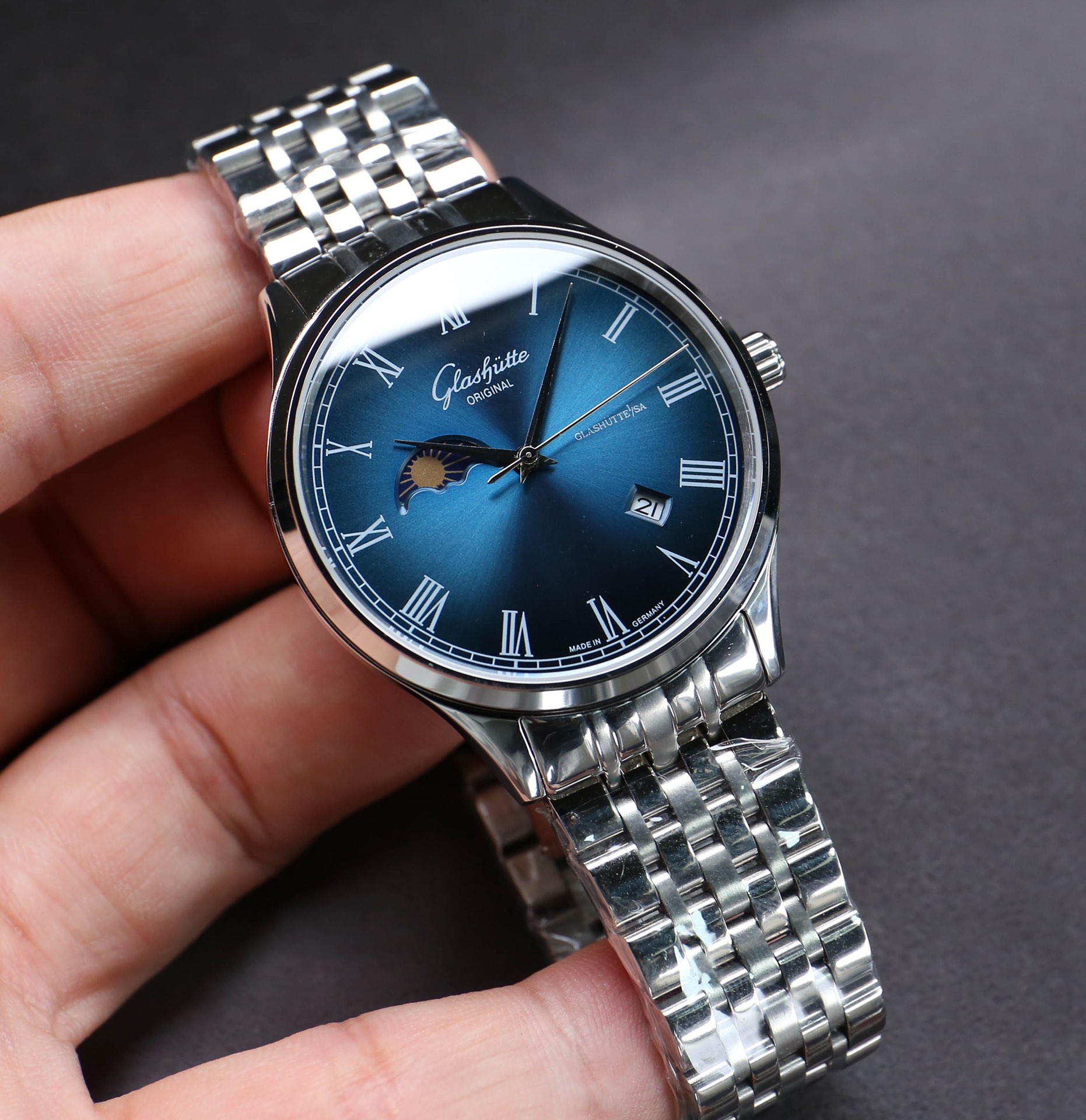 White steel :660. Gold ?20. (Waterproof 5 degrees, swimming ??)
Glashutte, Sun Moon Star series, with original imported 8217 movement (0 repair 0 after-sales service), with super A stainless steel case (fine workmanship, water resistance up to 5 degrees. 