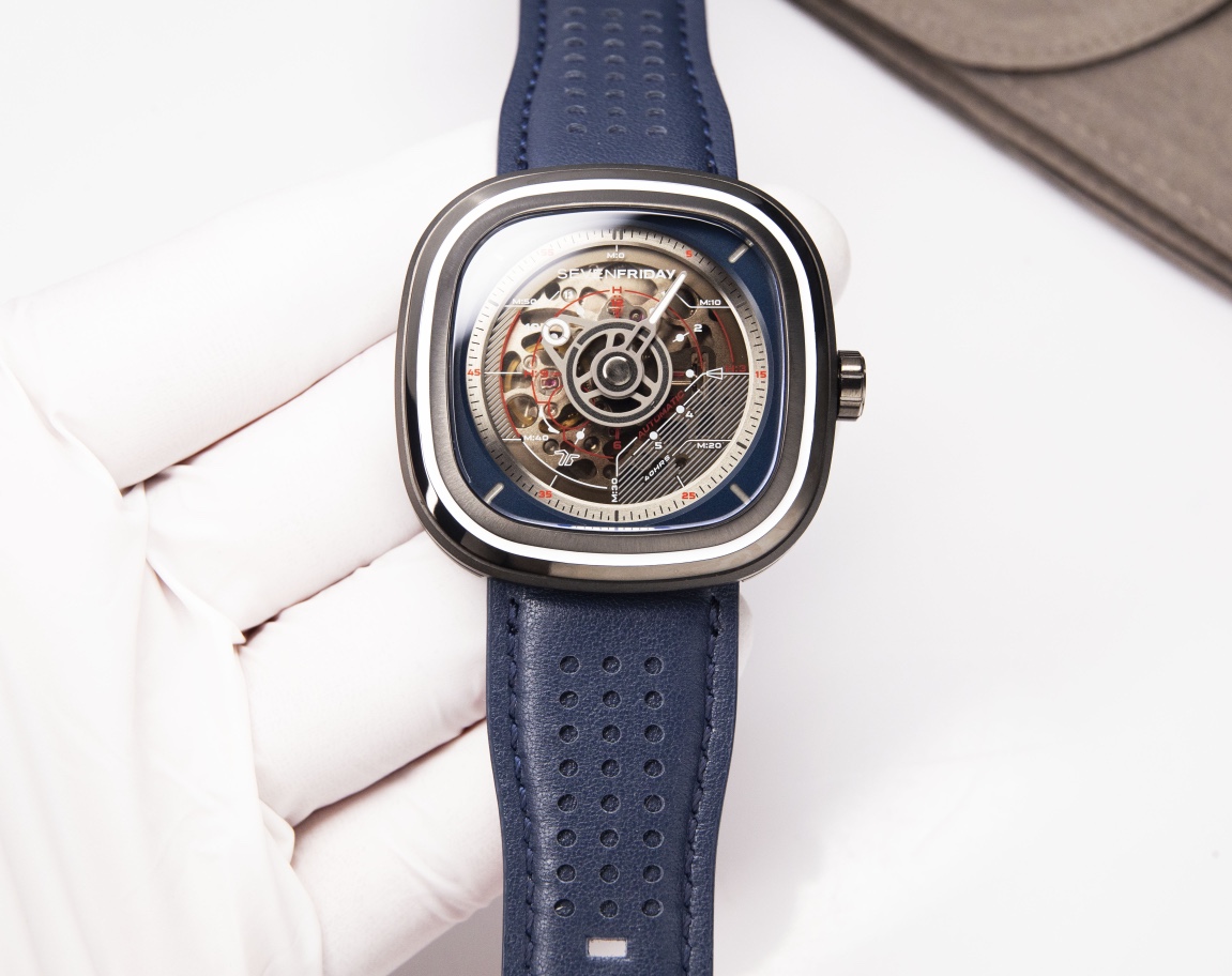 P: 660.
The new version of the SEVENFRIDAY mechanical men's watch T3/01 is thinner than the old model, measuring 45.6x45.0mm, which is more in line with the Chinese hand shape. The 316L stainless steel brushed case has a distinct line texture and is water