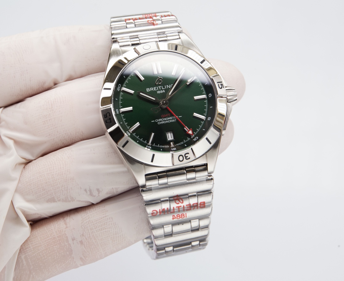 P: 1800.
BREITLING, Mechanical Chronograph series A32398101M1A1! (Chronomat Automatic GMT 40) Big comeback!
1 ? This dual time zone watch has a sleek and sharp dial that reads the time clearly. The six dial color options - black, blue, green, white, soot,