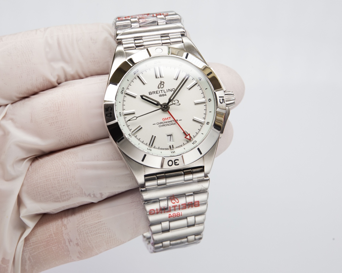 P: 1800.
BREITLING, Mechanical Chronograph series A32398101M1A1! (Chronomat Automatic GMT 40) Big comeback!
1 ? This dual time zone watch has a sleek and sharp dial that reads the time clearly. The six dial color options - black, blue, green, white, soot,