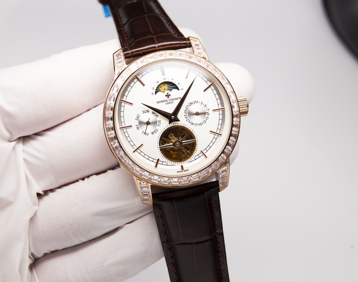 White leather 680. Gold ?20. Steel belt ?20.
Latest release ??? Vacheron Constanti. The one-of-a-kind version of Ge Gong Lou Jiang has once again created a miracle. Classic upgraded version!
?? Paired with a multi-functional moon phase tourbillon mechanic