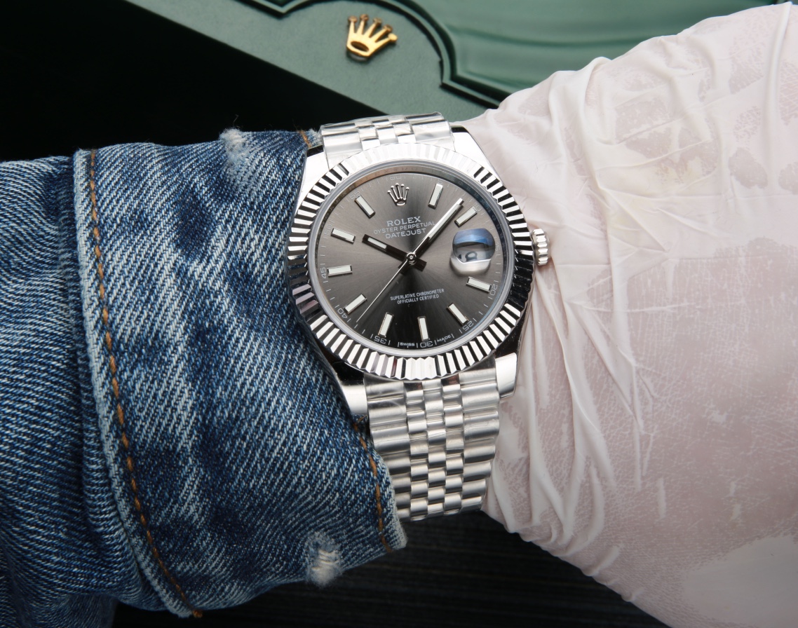 p:1250.
Super strong Rolex Datejust 41mm replica original mold all details strive for perfection New five-bead chain ?? Super transparent sapphire crystal with classic 2824 movement
New product: ROLEX Datejust constantly improves the replication effect, R