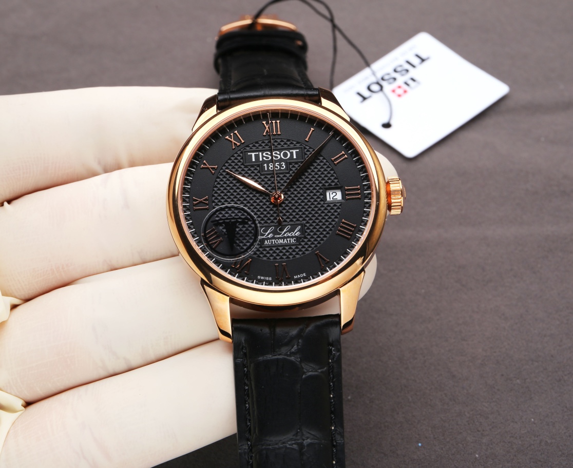 White 900. Gold ?50.
(This product is sold as a set, return and exchange must not be missing, no return and exchange if not matched, please understand!) TISSOT Le Locle couple watches of original single quality, official synchronized size: men's 39.3mm, w