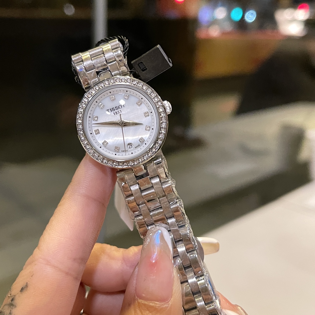 100 Diamond rings
Tissot has released the new Gari Beauty collection, which is very simple overall. The 26mm dial is very delicate and small, and the thickness is just right! It's not as thick as Longines La Grande Classique. It's no wonder it's a little 