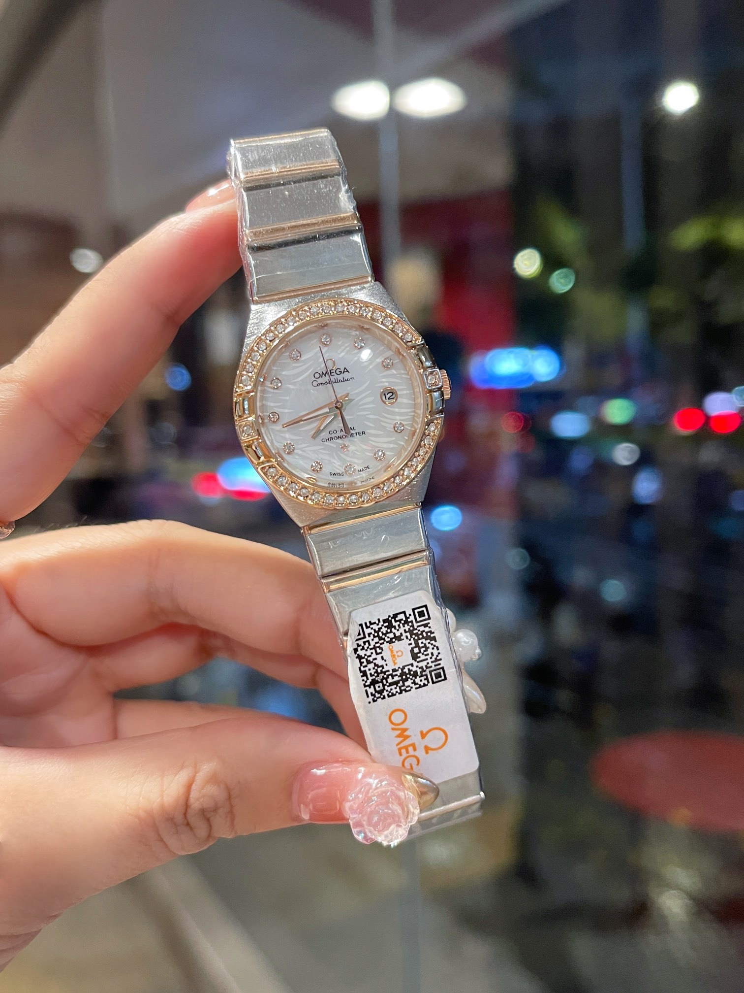 ??100. ?? Classic style timeless Full diamond bezel omega, Double Eagle Constellation collection, high quartz movement, butterfly double button clasp. ... Mineral wear-resistant glass material, inside and out, a unique and ingenious design! Size: 28mm