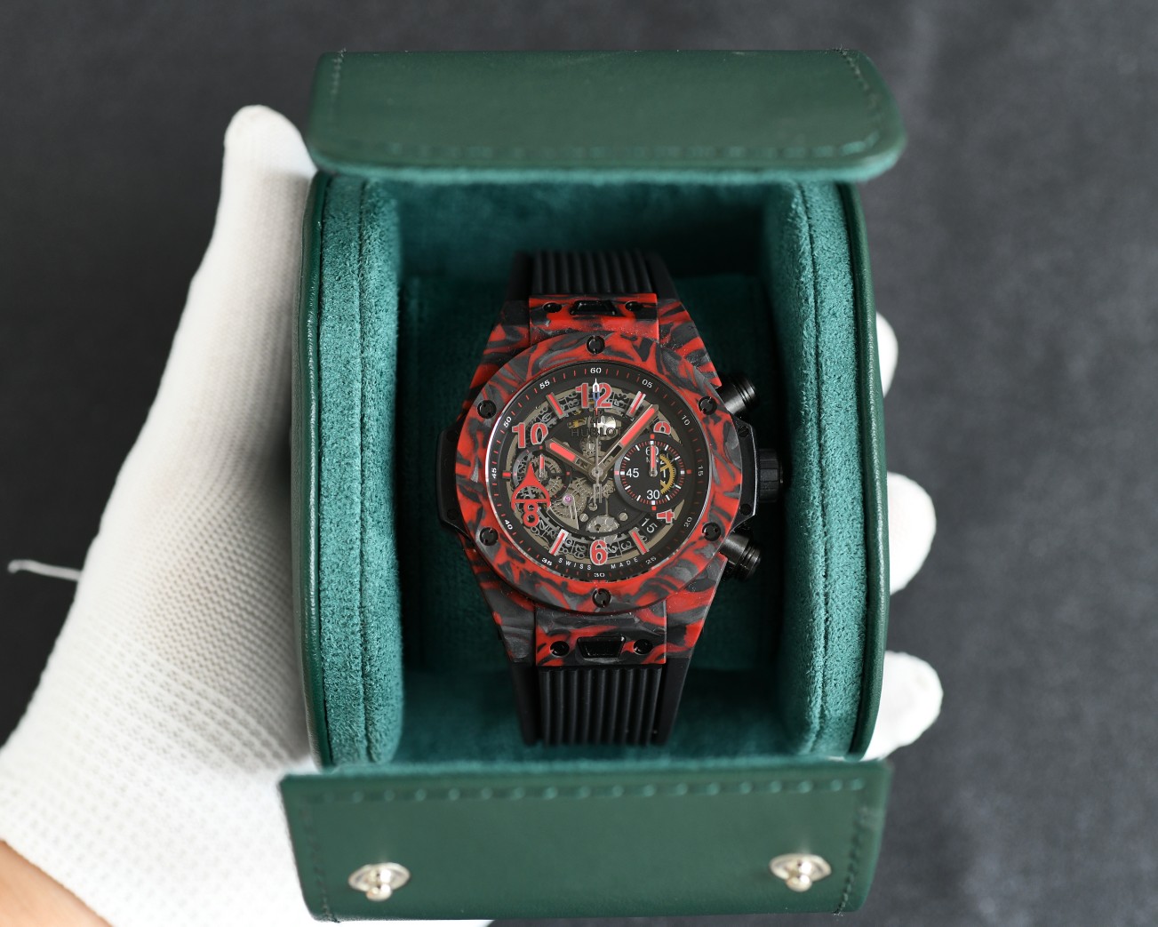 ?? Hublot (Hublot) ??
Big Bang carbon fiber watch limited edition
The new model follows the BIG BANG collection and is crafted with special carbon fiber material. The Hublot 7750 "HUB1242" automatic movement is clearly visible through the case, revealing 