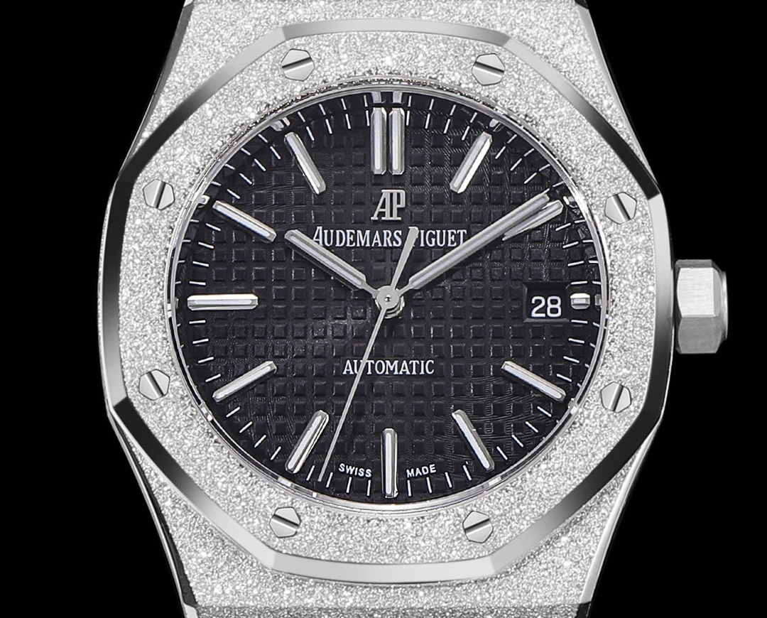 A new interpretation by TW
AP Royal Oak Frost-Gold version Women 37 size 15454 Series 3120(frost-gold custom version) Limited quantity, the most important steel strap strap is made with original strap mold, the strap has a fine brushed texture and will no