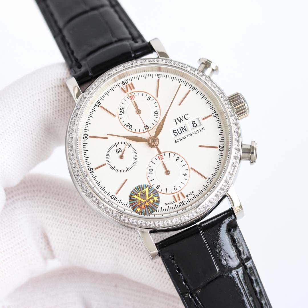 Classic presentation: White diamond 1300 textured diamond 1350
TW passionately interprets the IWC Portofino Chronograph watch with dimensions 42mm x 13.5mm. Perfectly in sync with the original, the case is made of stainless steel, with a fine luster after