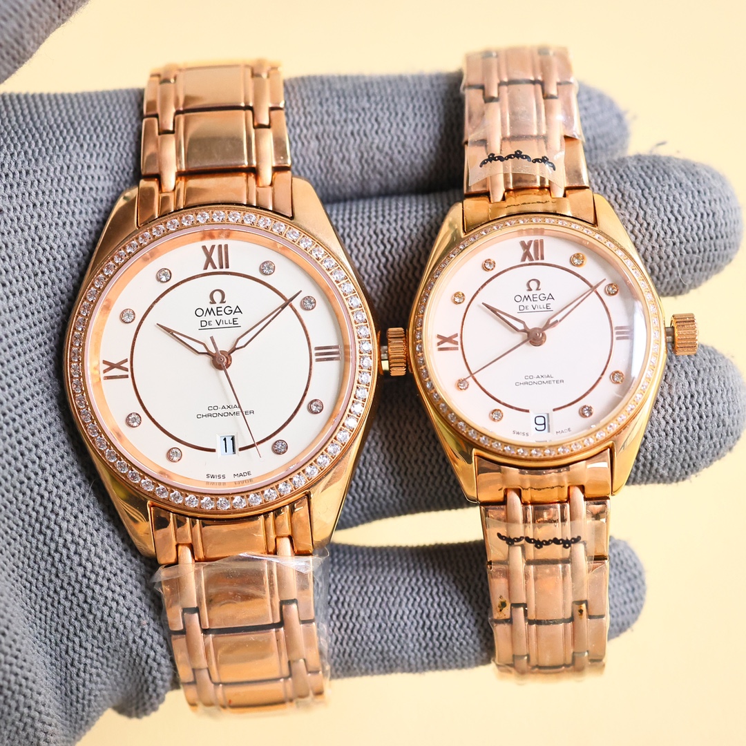 950 Gold stripes +100
The 2024 latest version,
Omega/Couple watches! Equipped with an automatic mechanical movement: Imported 8215 movement (zero faults)
Male 39m/10m,
Women 31m/10m,
The mirror is made of double sapphire glass
Strap: Stainless steel strap