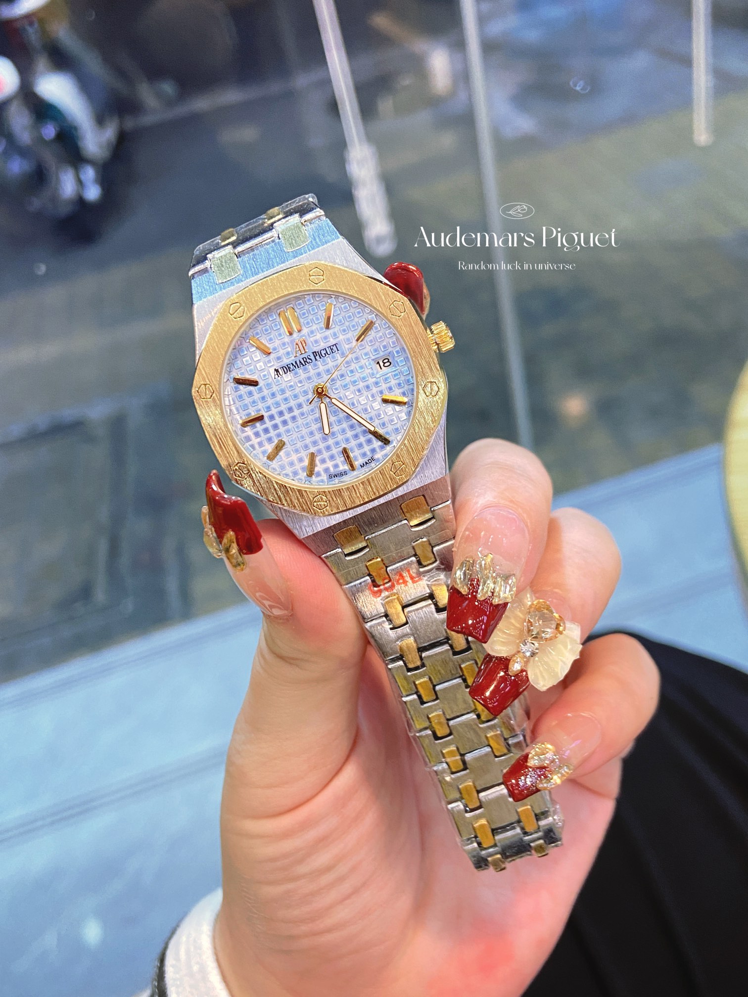 ?? 100
Audemars Piguet ?? AP-Royal Oak collection ?? dial decorated with Lady Tapisserie checkered pattern for a stronger visual impact, 33mm, caters to the modern trend of large-diameter women's watches, creating a more heroic side of women, shining and 