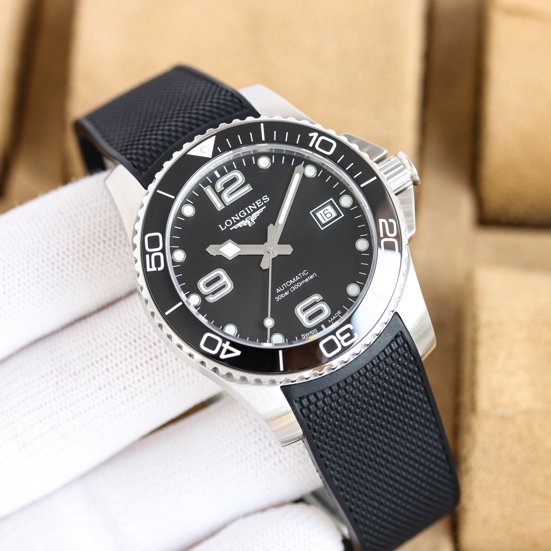 Rubber steel strap included)(Can be fitted with Citizen)
-- Longines Conquest, the king of the water, glory arrives. Cutting through the waves and forging ahead, it must be a masterpiece. [Case] The watch measures 41*12mm/43*13mm(two sizes available), wit