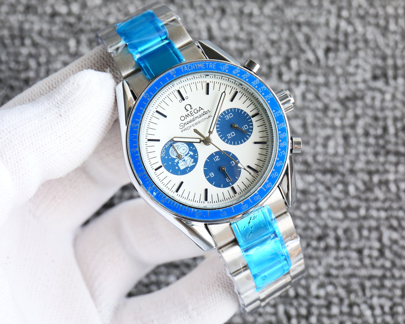 100 Omega Speedmaster Snoopy 50th Anniversary Watch ?? This new model, known as the "Third Generation Snoopy Memorial", has attracted a lot of attention since its launch. The silver dial is adorned with blue PVD-treated pointed hour markers and hands. And