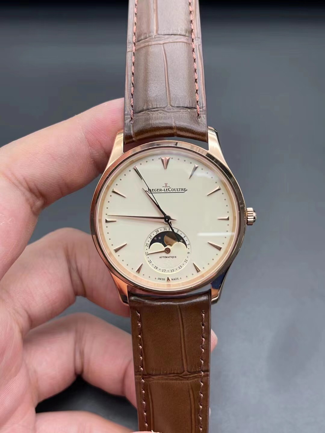 ZF Jaeger-lecoultre JL Master Moon Phase Collection ??RM6 case diameter 39mm x 9.9mm in sync with the original. The sub-dial at six o 'clock features both solar and lunar phases, with the moon phase turning once a month, functioning exactly as the origina
