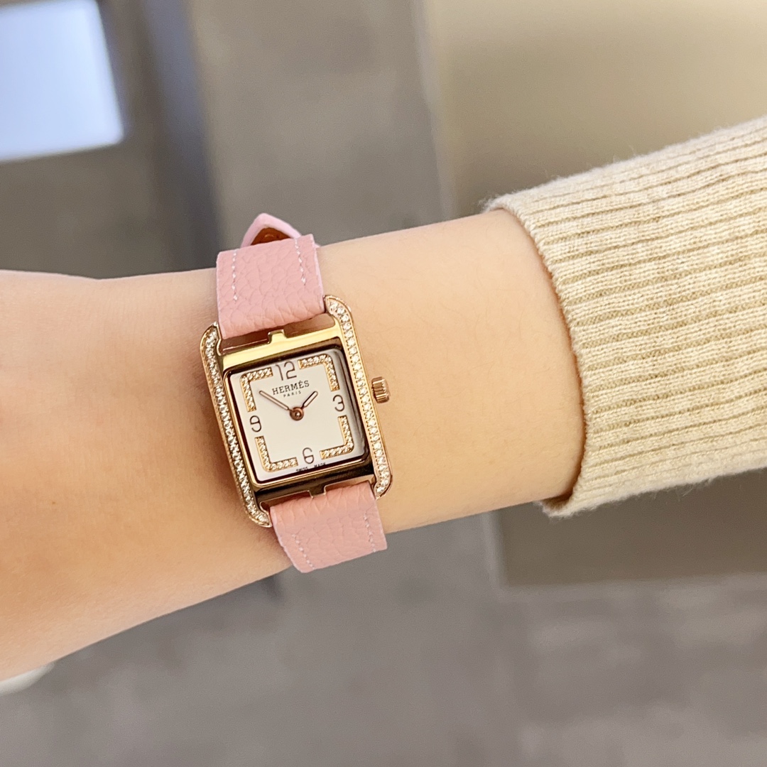 ?? Dial with diamond White diamond 380 Gold diamond 410
Hermes' HEURE H 'collection, the most classic H case, white natural enamel dial, hand-polished, really has no resistance to this kind of square dial watch. 316 stainless steel case, finely polished "