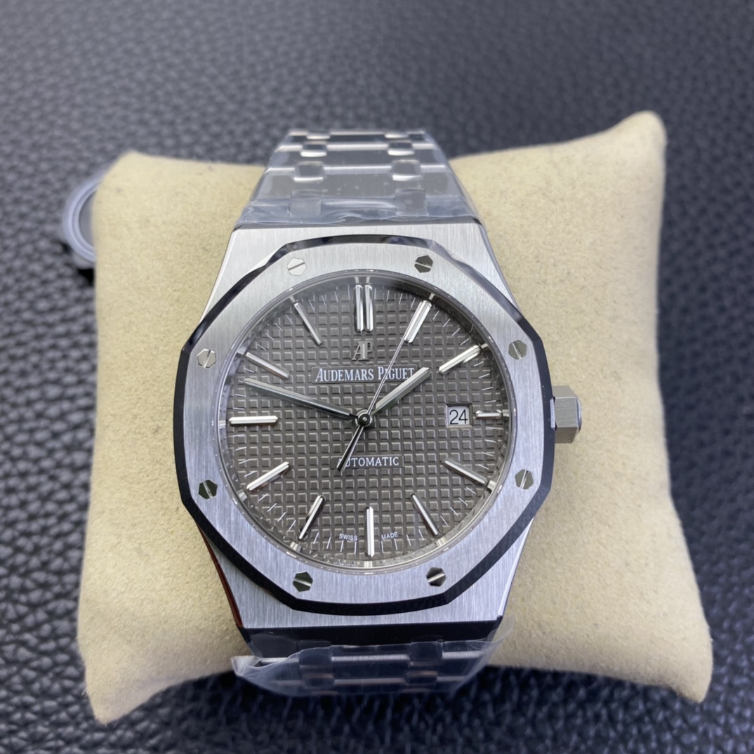 ZF masterpiece -AP Royal Oak Series 15400 CAL.3120. The previous generation has already dominated the market, and this time the all-in-one CAL.3120 is the only "extreme" version of the 15400 available on the market. The one-piece case and octagonal portho