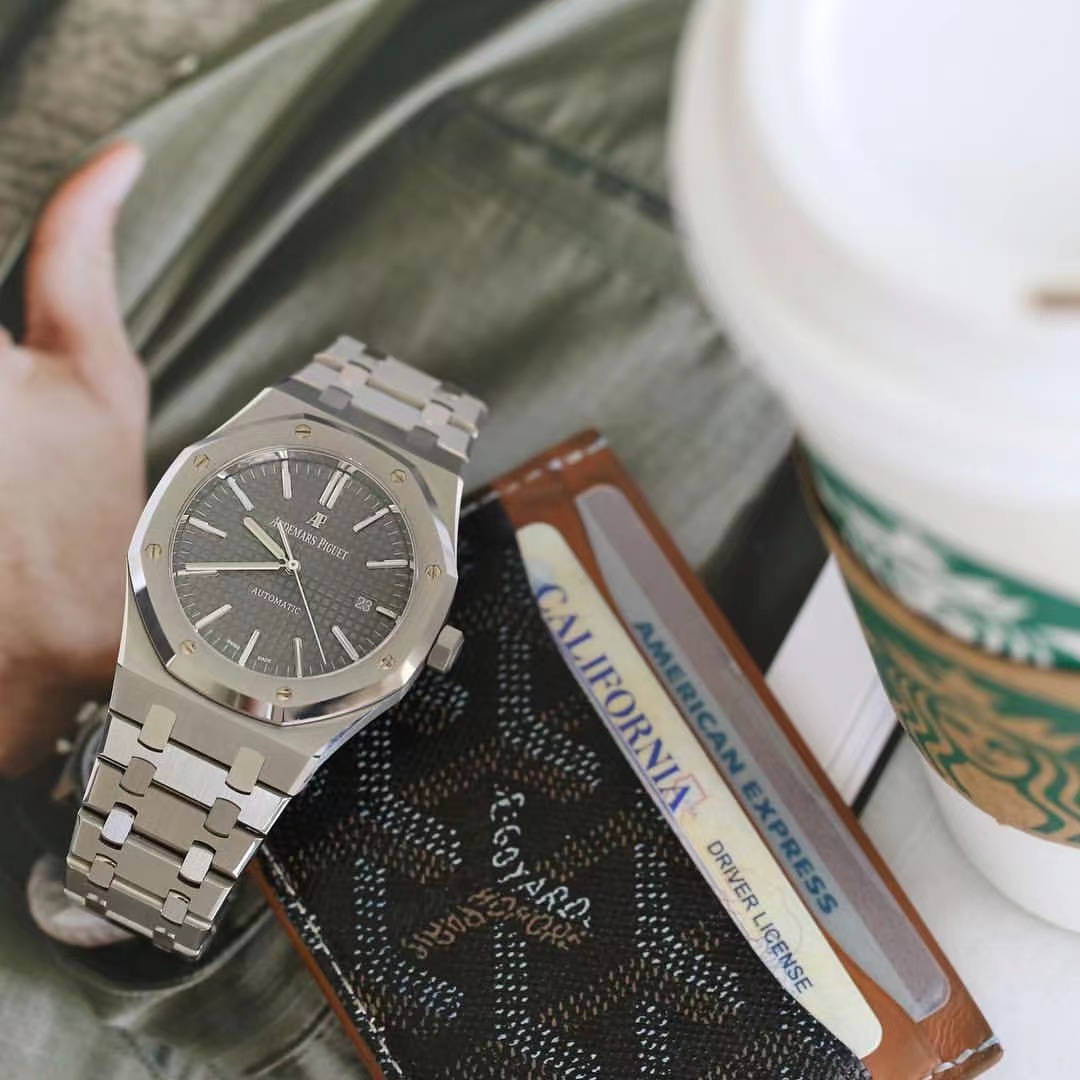 APS Integrated 3120
The strongest "Steel King" shell case features
1. Consistent with the original: 41mm in diameter and thickness
9.8mm
2. The APS version of the 15400 is the only one on the market that can be interchanged with the original, with all the