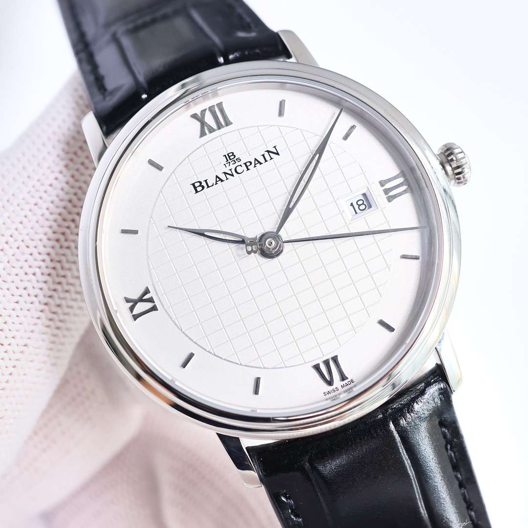SJ's white case 1100 and gold case 1150
Blancpain Classic collection ??ZF4
Enamel dial, willow-leaf hands, Roman hour markers, simple and bright! Like a gentleman on the wrist, classic and extraordinary! Details are as follows:
1 ? [Case] 40MM in diameter