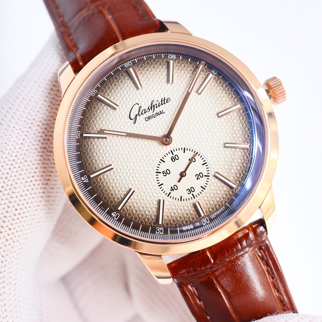 SJ white case 1450 Gold case 1500 diamonds ?50
The top version of Glashutte Original Retro series ??R69 in the TW market is coming strong! The first watch with a separate 6-digit small seconds dial! Here are some of the highlights:
1? Watch 42MM in diamet