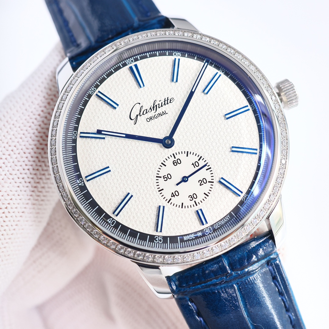 SJ white case 1450 Gold case 1500 diamonds ?50
The top version of Glashutte Original Retro series ??R69 in the TW market is coming strong! The first watch with a separate 6-digit small seconds dial! Here are some of the highlights:
1? Watch 42MM in diamet