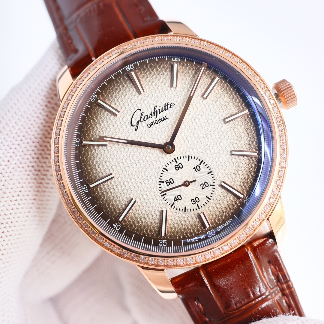 SJ white case 1450 Gold case 1500 diamonds ?50
The top version of Glashutte Original Retro series ??R69 in the TW market is coming strong! The first watch with a separate 6-digit small seconds dial! Here are some of the highlights:
1? Watch 42MM in diamet