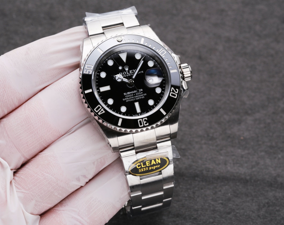 Black P: 2250.
C factory [High version] 2021 latest Rolex Submariner true 41mm size is the same as the original, the four-corner lugs are smaller, the strap and buckle are wider! The crown logo is added in the middle of the "SWISS MADE" lettering at 6 o '