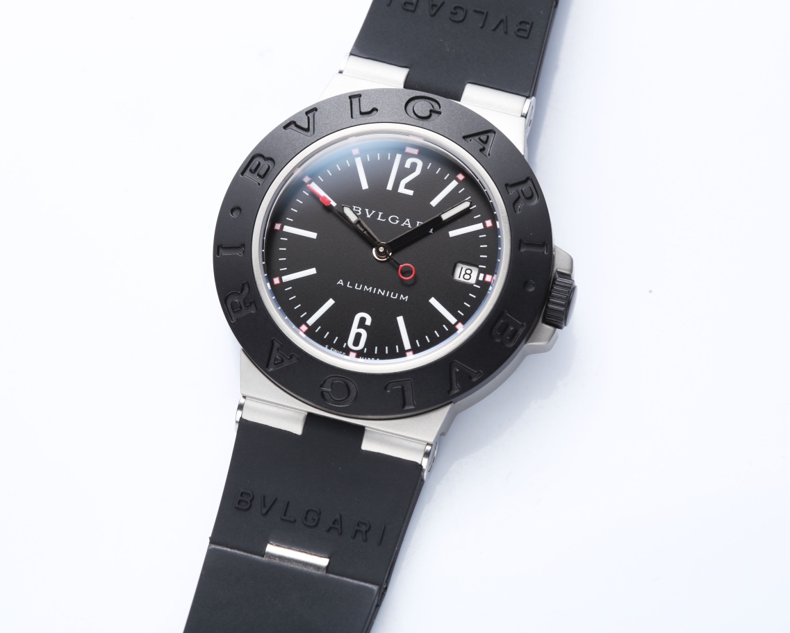 P: 1000.
Upgraded version!! BVLGARI's 2021 Aluminium collection features a Steve Aoki collaboration with a luminous coating and a special logo on the dial. The logo, called "Cake Face," comes from electronic musician Steve Aoki. BVLGARI has brought in the