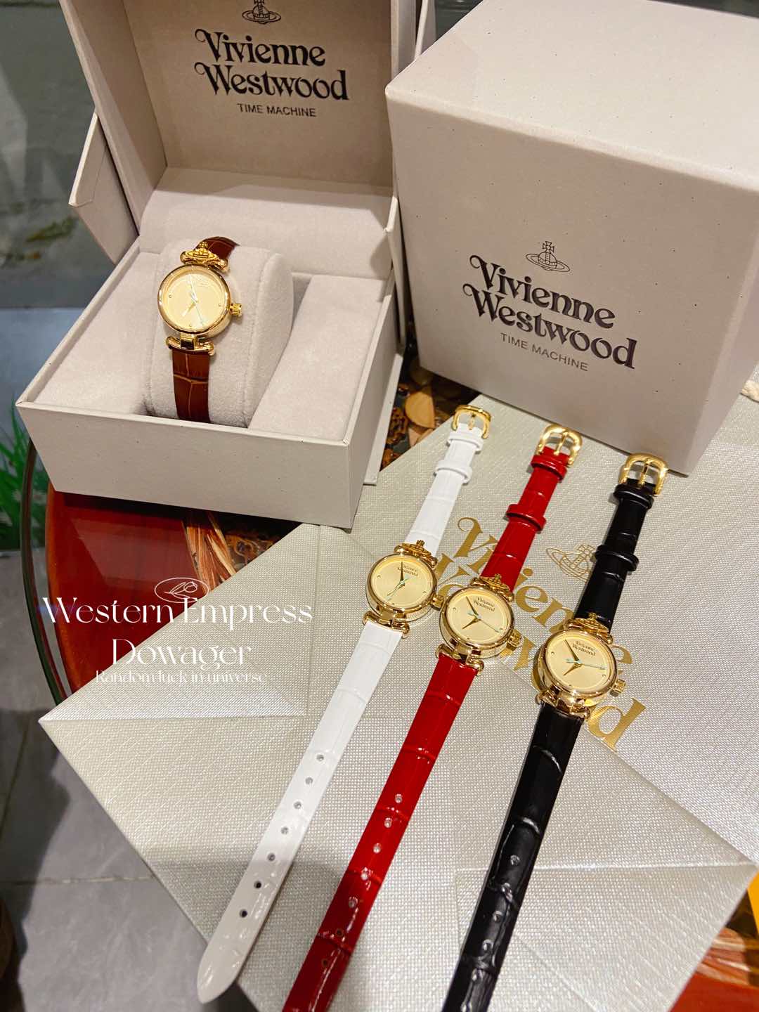 ??100 yuan vivienne Westwood quartz watch, the round dial with gold plating is luxurious and elegant, the radial pattern on the case back is evocative, the boat-cat lugs are ingenious, the vivienne Saturn LOGO is perfectly decorated, the high-quality genu
