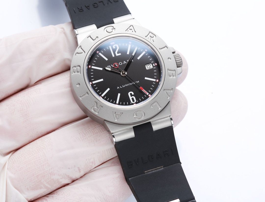 P: 1000.
Upgraded version!! BVLGARI's 2021 Aluminium collection features a Steve Aoki collaboration with a luminous coating and a special logo on the dial. The logo, called "Cake Face," comes from electronic musician Steve Aoki. BVLGARI has brought in the