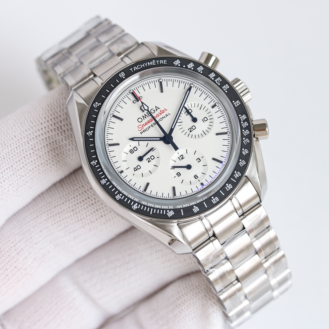 Steel belt 1700 and adhesive belt 1600 produced by TW Factory
TW Factory OMEGA Speedmaster series ???OB2 Moon Dial New Login 310.30.42.50.04.001 White dial One of the big highlights is the white dial paired with red "Speedmaster" lettering. The white dial