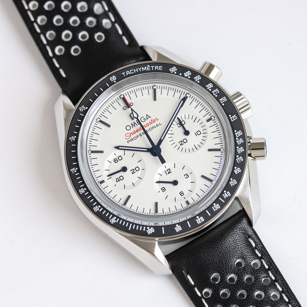 Steel belt 1700 and adhesive belt 1600 produced by TW Factory
TW Factory OMEGA Speedmaster series ???OB2 Moon Dial New Login 310.30.42.50.04.001 White dial One of the big highlights is the white dial paired with red "Speedmaster" lettering. The white dial