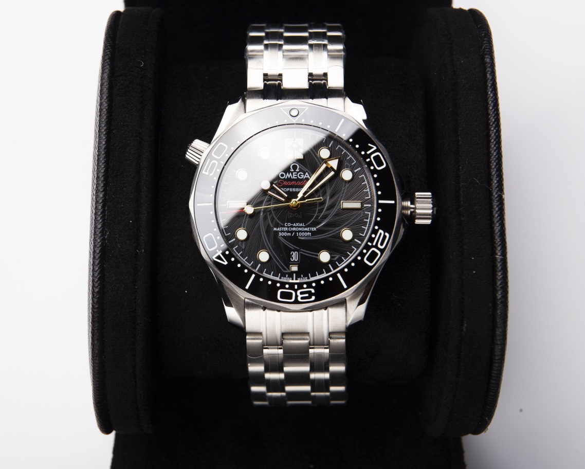 White steel 650.. Gold ?20. Tape ?20.
?? Strongly recommend the latest S factory Seamaster 007 First Anniversary series 300 meters diving watch exclusive quality across the web.
[Movement] Equipped with ?? 's new Japanese original imported Citizen automat