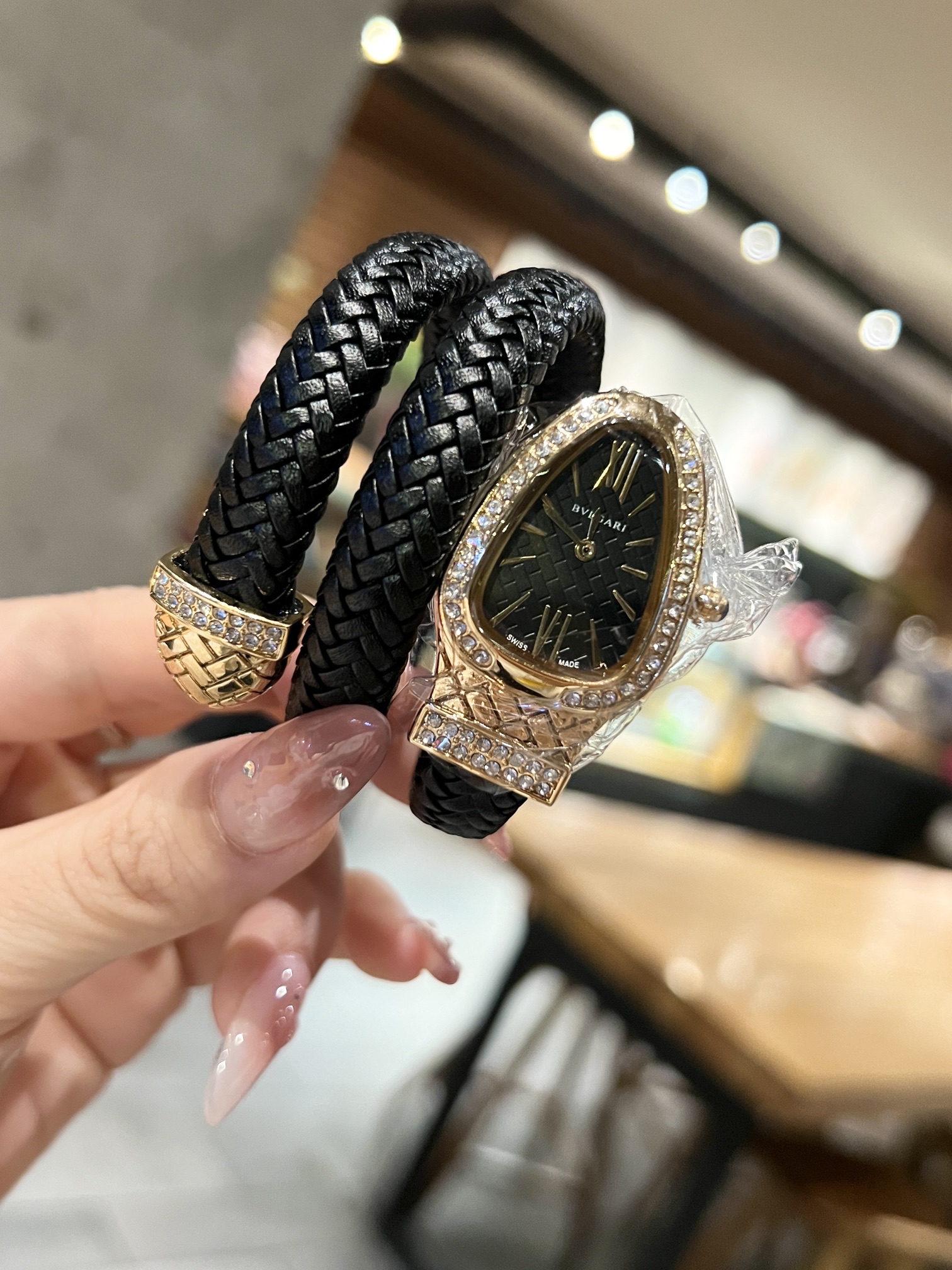 ?? 105
???? Bulgari watches play with the ever-changing time with ingenious creativity, ???? interprets extraordinary fashion charm with various dials. It can be worn as an accessory, and the watch is like a snake with ever-changing colors. This avant-gar