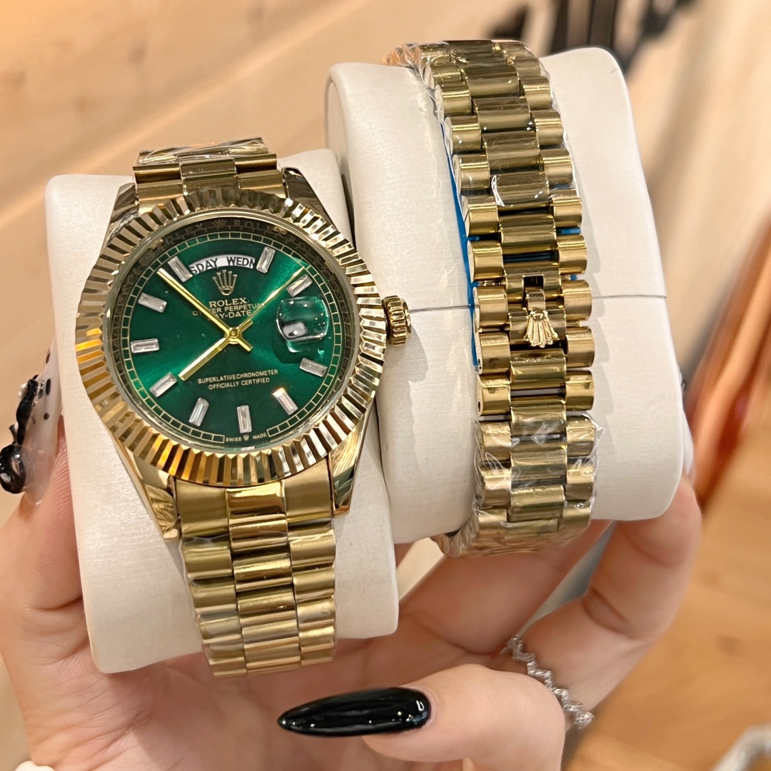 ?? 105
?? Rolex quartz rock Sugar collection men's watch makes a powerful debut!
The dazzling diamond setting, shining like rock sugar ?, exudes luxury and dignity. The classic design and exquisite craftsmanship are perfectly combined, the unique dial and