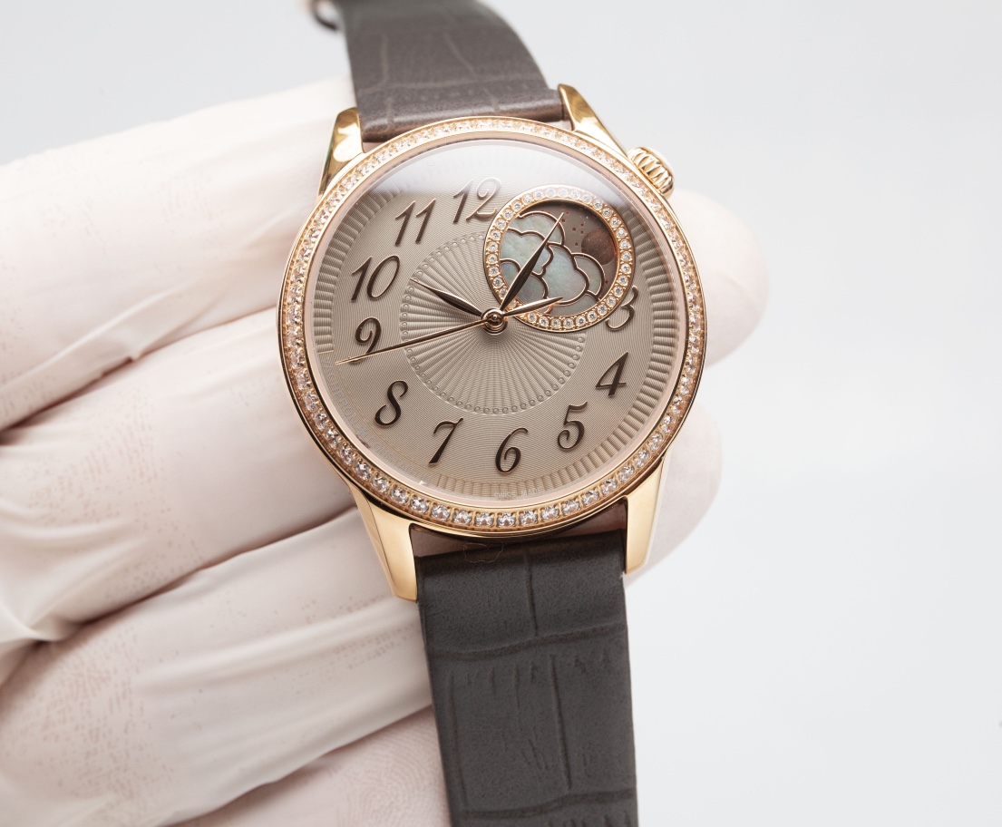 White 1700. Gold ?50.
New Vacheron Constantin Egerie collection with new additions! Settle the elegance of time, flow the beauty of day and night. The ultra-thin mechanical women's watch continues the style of the collection! The new milky dial is adorned