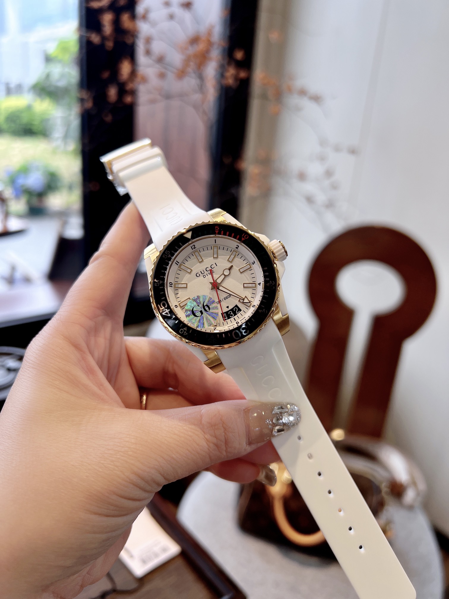 "?? White case 330, gold case 350? original single quality, trustworthy" Gucci new exclusive release, neutral quartz watch! Perhaps you prefer competitive sports and like to view every match as a thrilling adventure, such an energetic character needs a di