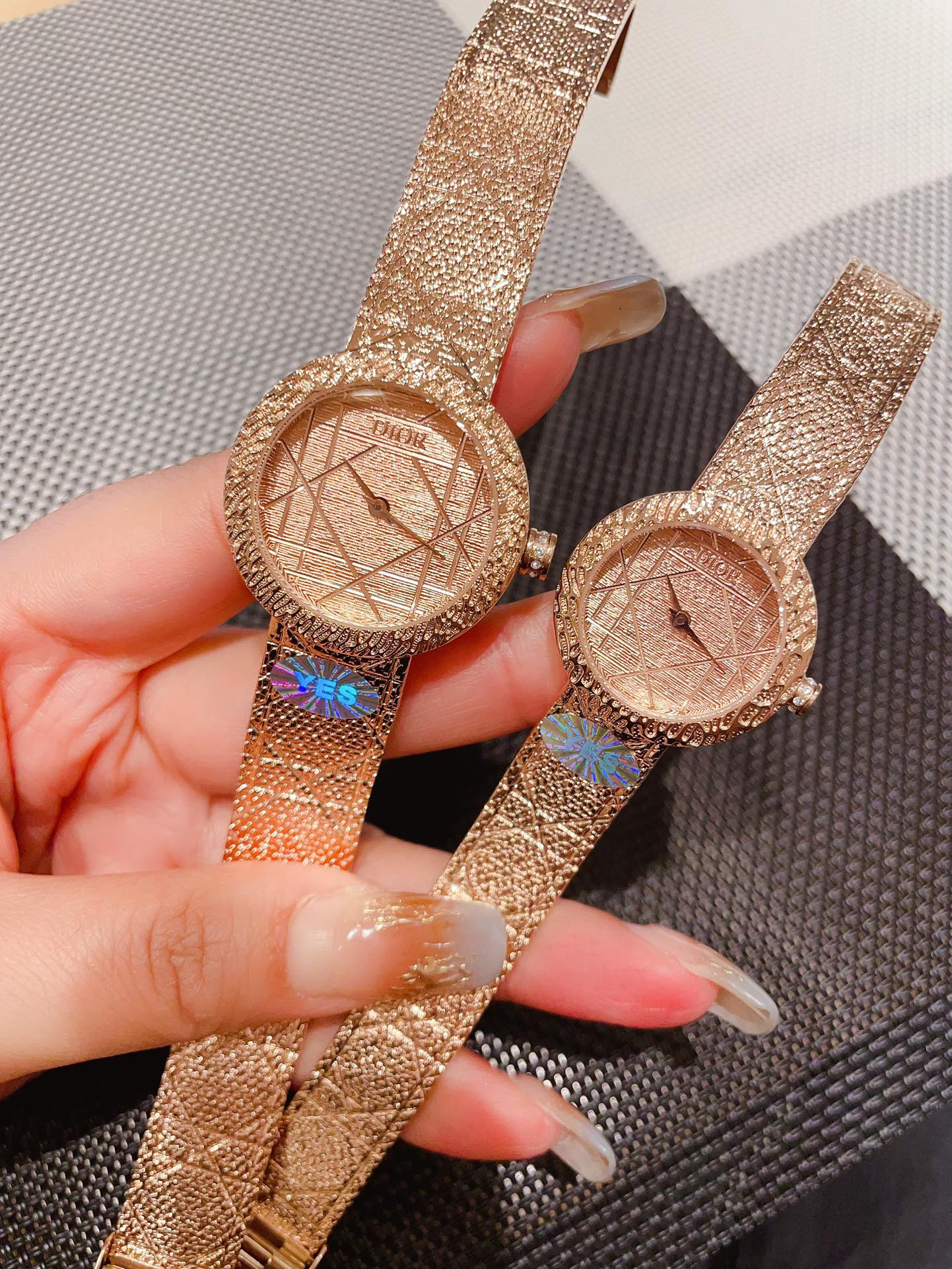 240 ?? ?? Jin Bai with DIOR LA D MY DIOR CD04111X1248 / CD04115X1251 series wrist watch. The elegant arc design, paired with two neat hands, makes it one of Dior's signature pieces with its minimalist style. With the classic tartan pattern, it tells the b